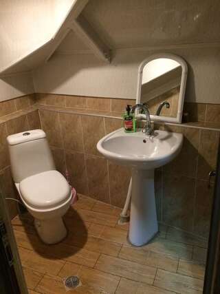 Гостевой дом Guest house Sabina Тбилиси Четырехместный номер с ванной-1